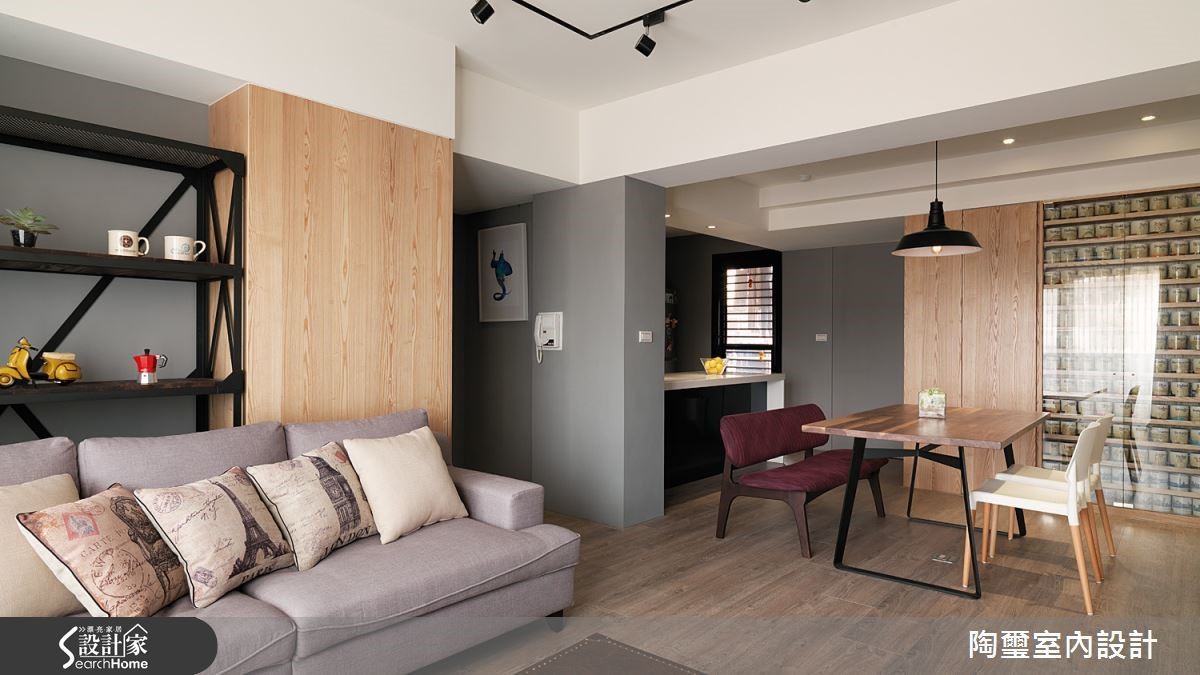 將廚房區域改為開放式設計，並且將廚房旁的多餘房間縮小變成更實用的儲藏室，讓餐廚區域變得更寬敞好用。