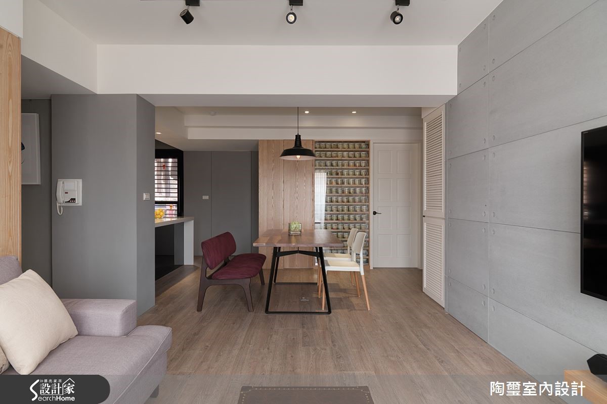 設計師選用超耐磨木地板舖陳整體空間，提升了居家的舒適質感。