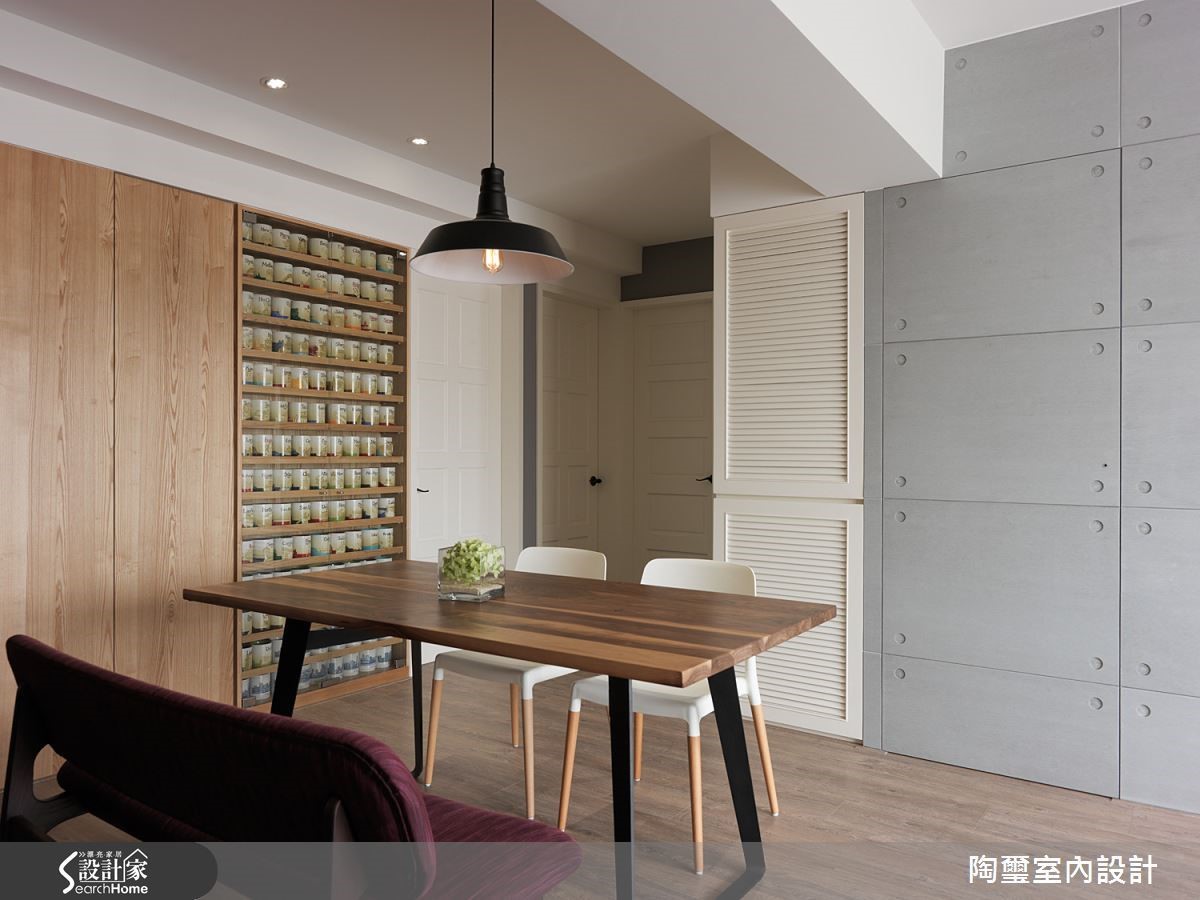 設計師將餐桌旁的櫃體打造為展示櫃與隱藏式收納櫃，藉由原木質感與清玻璃，帶出細緻迷人的美感。