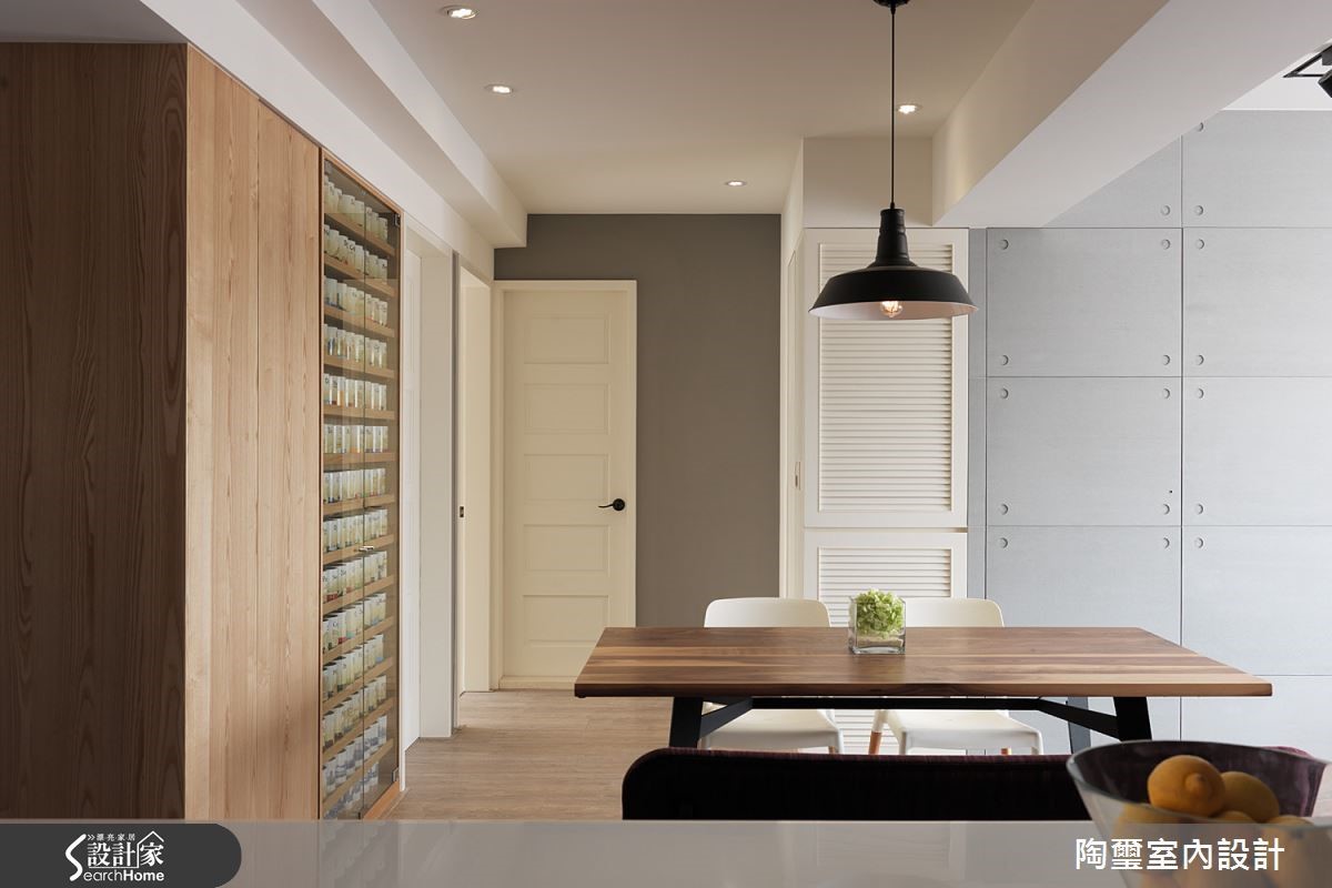 展示櫃的層架高度是依照馬克杯的尺寸量身打造而成，讓屋主夫妻最珍藏的旅行記憶成為居家空間最美的風景。