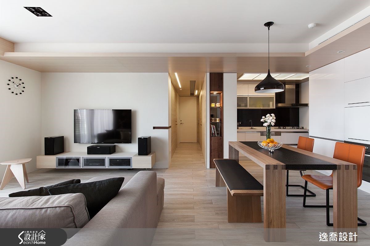 考量到格局層次感，設計師透過適當比例在廚房旁邊規劃出端景柱，讓空間具有開放性但卻不顯得鬆散。