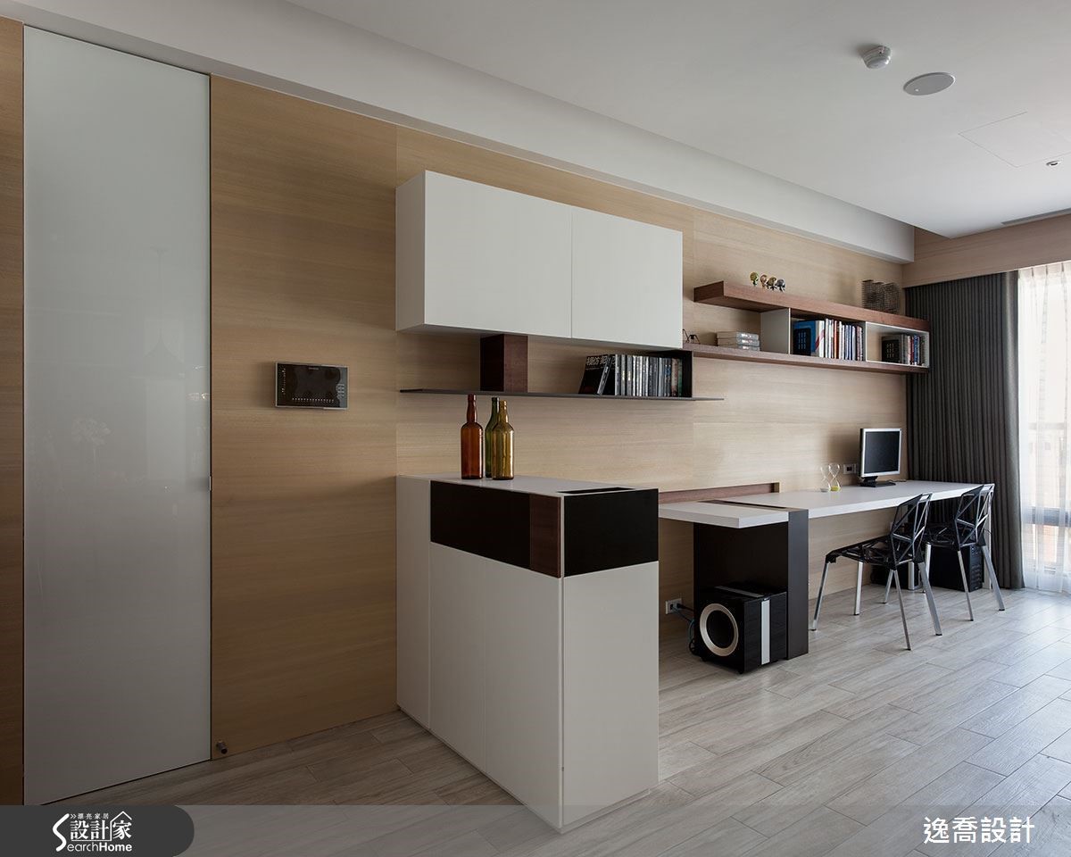 在書房閱讀區與入口之間安排一道半高的玄關櫃，讓玄關與書房各自擁有更明確的存在感。