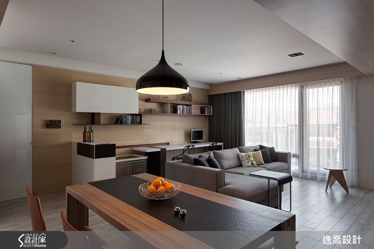 書房牆面不只是扮演著書架的作用，同時也成為整個公共區域的視覺焦點，從餐廳的方向望去，錯落有致的幾何量體帶來清爽的現代美感。