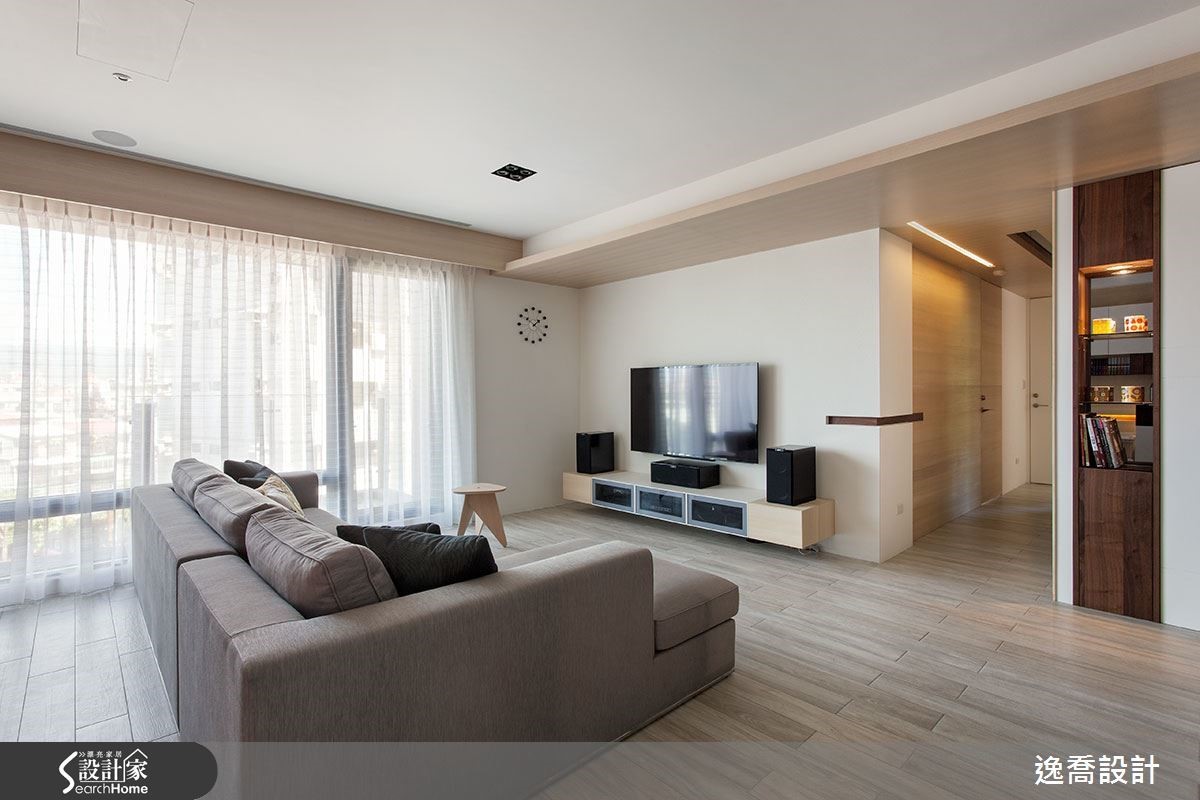 利用原木質感所帶來的自然氛圍，讓空間感不會顯得冷冰冰，而具有溫暖的人文特質。