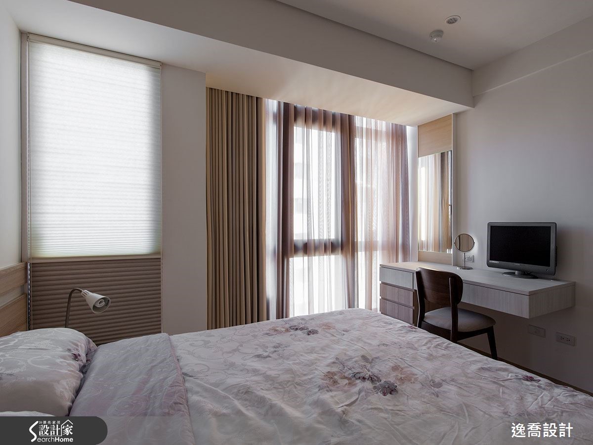 客房床頭旁的窗戶區原本是屬於客廳的部分，在牆面調整後變成客房的採光面之一，整間客房不但變大變寬敞，同時採光也更明亮了呢！