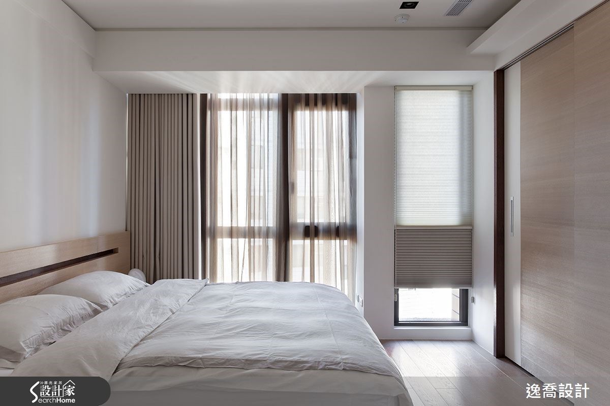 主臥室也延續了整體的舒適特質，搭配完善的收納規劃讓空間感好清爽。