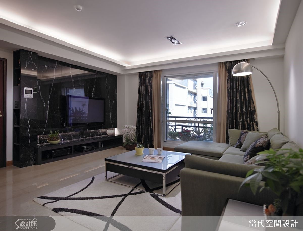 空間呈現優雅的黑白色調，連地毯也精心選用相應的配色，讓整個空間主題具有一致性。