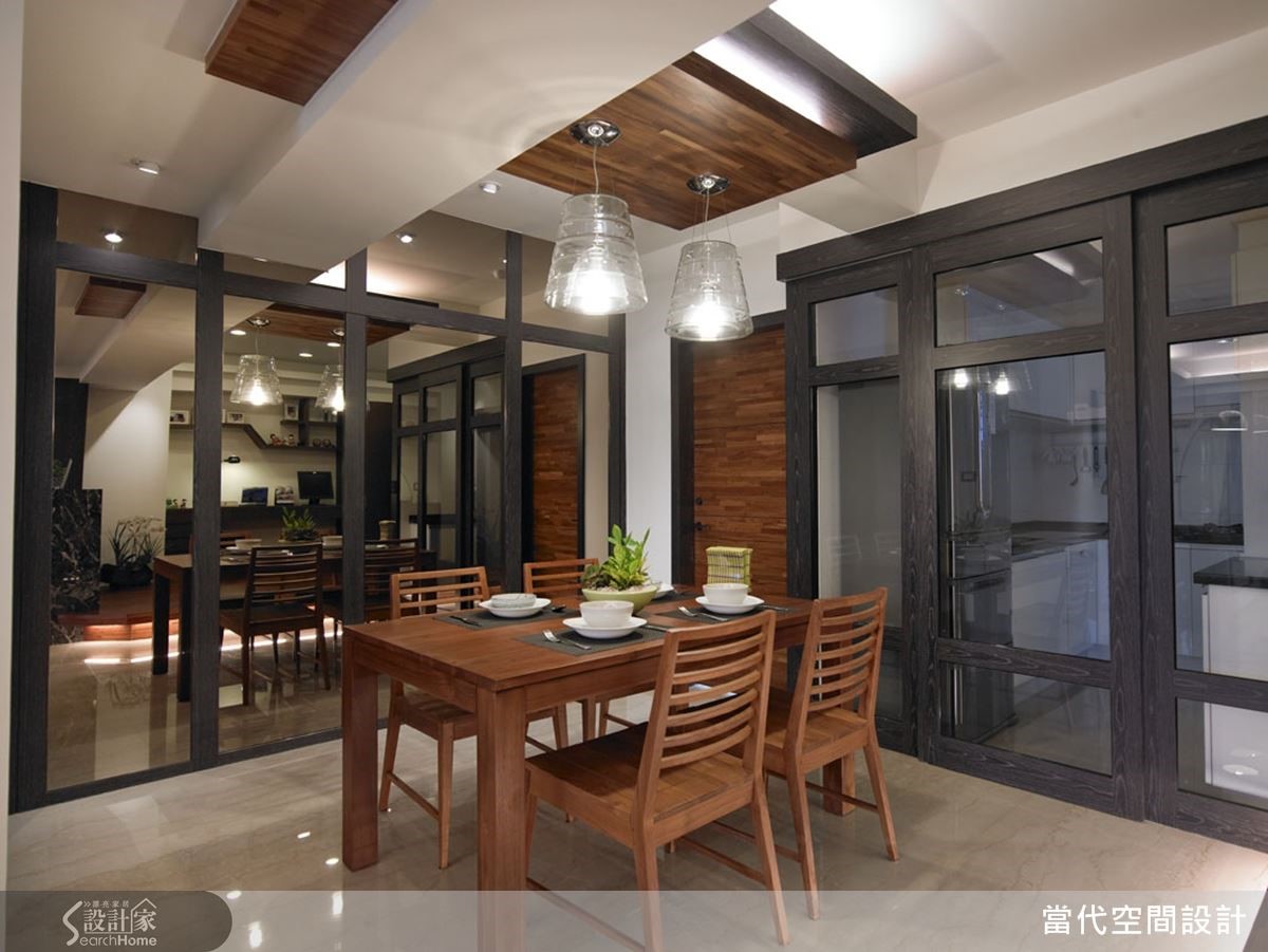 廚房與餐廳之間以清玻璃作為區隔，讓採光也能均勻分布進入廚房內。