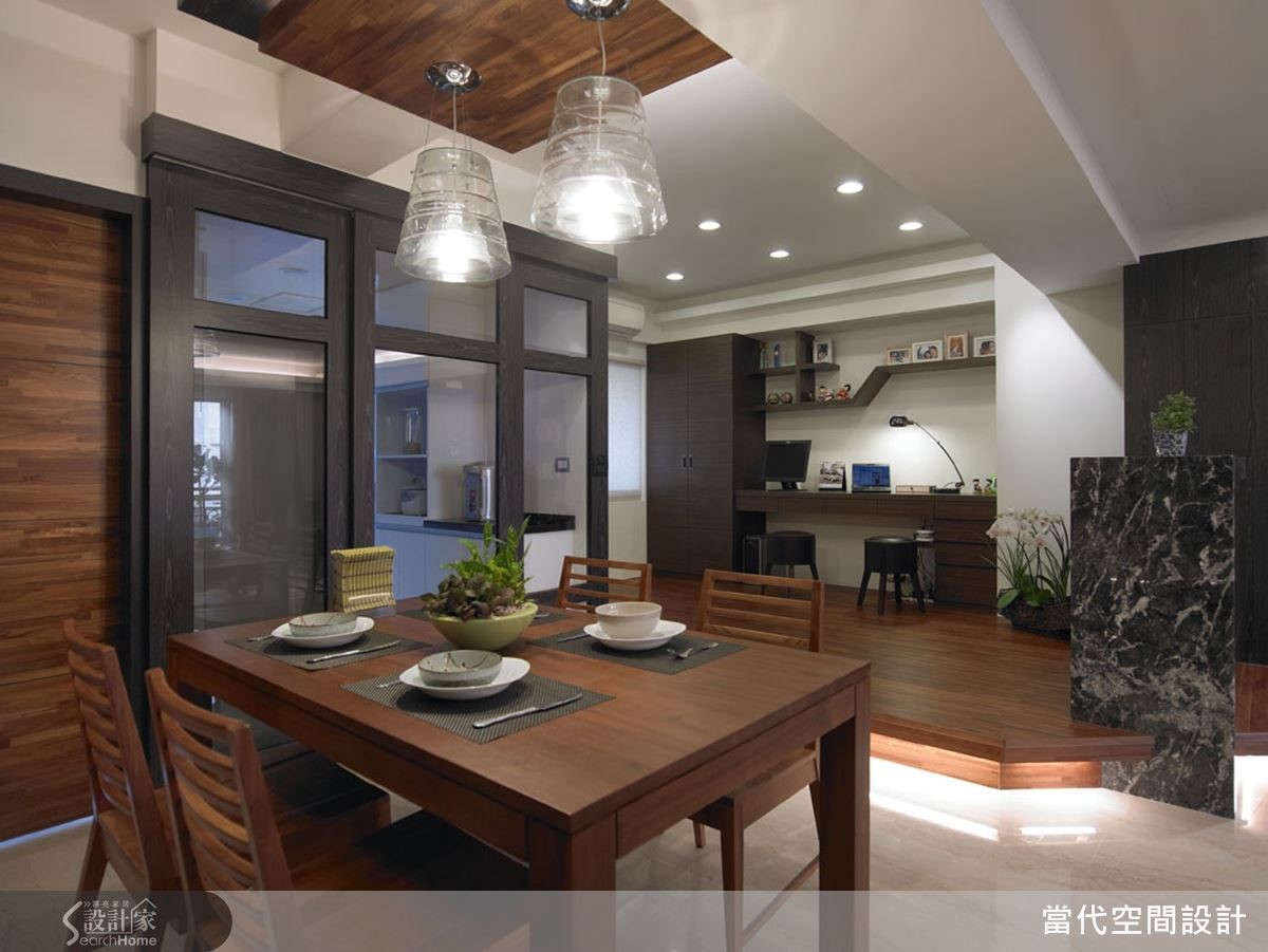 書房架高地板下方加裝了裝飾燈光，營造出溫暖的氛圍。