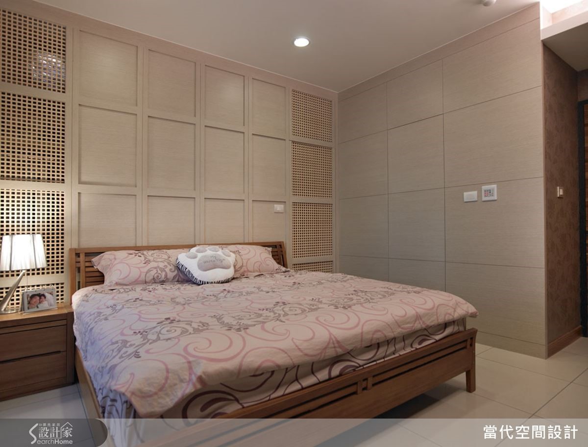 床頭牆面兼具隱藏門片以及讓更衣室通風的效果，可以說是一舉兩得。