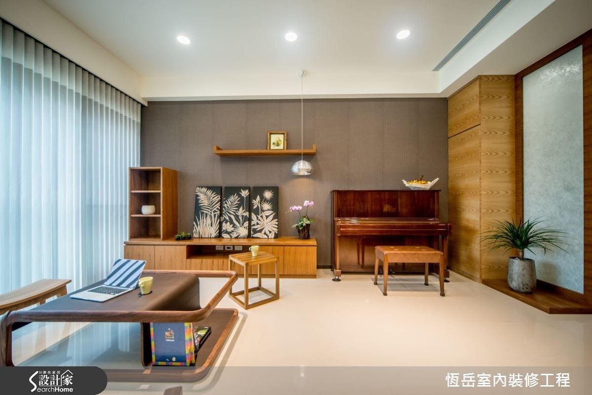 客廳主牆面以簡約的灰色調為基底,搭以木作低櫃,自天花板垂墜而下的吊燈襯出木質底蘊。山水畫作、淡雅植栽與古董鋼琴共同勾勒出日式風格極具的客廳場域。特別挑選能透出木質優雅紋理與曲線的茶几、家具,整室透出寧靜溫婉氣息。 客廳主牆面以簡約的灰色調為基底,搭以木作低櫃,自天花板垂墜而下的吊燈襯出木質底蘊。山水畫作、淡雅植栽與古董鋼琴共同勾勒出日式風格極具的客廳場域。特別挑選能透出木質優雅紋理與曲線的茶几、家具,整室透出寧靜溫婉氣息。