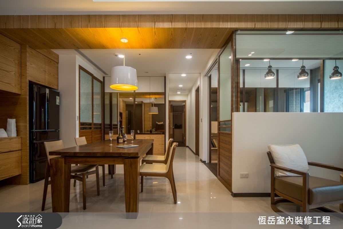 從客廳望向餐廳區,可見設計師以白色基底甫以木質調,空間中沒有多餘的色彩,而是回歸純粹,以日式簡純線條詮釋現代日式風格。客廳後方的閱讀區利用玻璃為分界,營造半穿透的空間感,既有隱私又能留有流暢視感。 從客廳望向餐廳區,可見設計師以白色基底甫以木質調,空間中沒有多餘的色彩,而是回歸純粹,以日式簡純線條詮釋現代日式風格。客廳後方的閱讀區利用玻璃為分界,營造半穿透的空間感,既有隱私又能留有流暢視感。