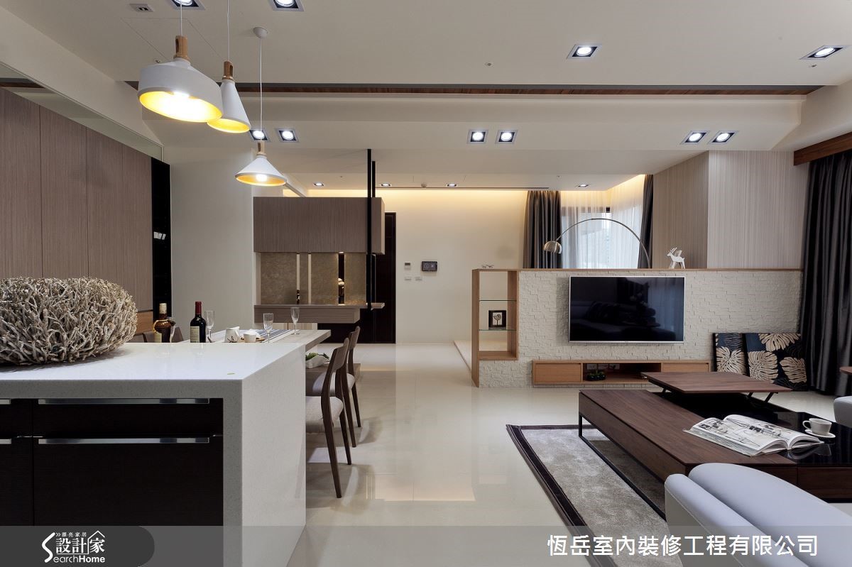 位於南港的本案,以輕淺的灰階色調輔以淺色木質勾勒居家表情。將公共空間以開放的設計手法帶出敞朗大器,運用色彩、家具、材質等配置,營造出具現代風格的日式禪味。 位於南港的本案,以輕淺的灰階色調輔以淺色木質勾勒居家表情。將公共空間以開放的設計手法帶出敞朗大器,運用色彩、家具、材質等配置,營造出具現代風格的日式禪味。