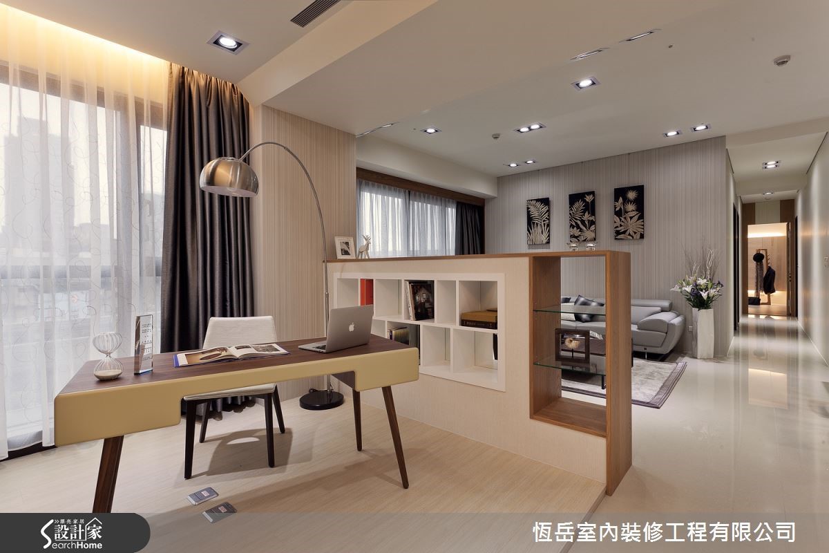 書房設計別出心裁,將日式禪風以現代手法改造,以半高的牆面區隔書房與客廳空間,兼具電視牆與書櫃功能。利用架高木地板巧妙地劃出空間領域,深淺漸層的木質色調提升層次感,在家具的組合之下,帶出完美的現代日式風格。 書房設計別出心裁,將日式禪風以現代手法改造,以半高的牆面區隔書房與客廳空間,兼具電視牆與書櫃功能。利用架高木地板巧妙地劃出空間領域,深淺漸層的木質色調提升層次感,在家具的組合之下,帶出完美的現代日式風格。