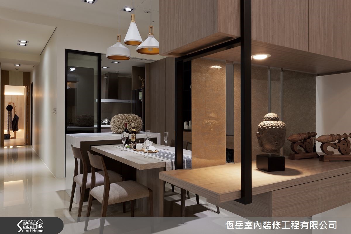 玄關處與餐廳之間特別設計一組大型木製吊櫃,輔以鐵件支撐櫃體,將溫暖的木作搭配現代化的鐵件質材,傳遞出淡淡的現代日式質感。吊櫃上擺放業主的收藏,強化整體禪風味道。 玄關處與餐廳之間特別設計一組大型木製吊櫃,輔以鐵件支撐櫃體,將溫暖的木作搭配現代化的鐵件質材,傳遞出淡淡的現代日式質感。吊櫃上擺放業主的收藏,強化整體禪風味道。