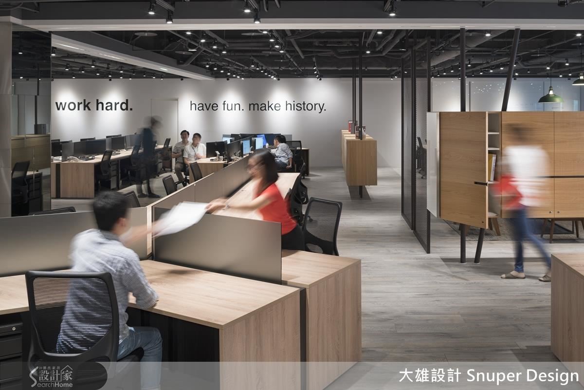為了讓戶外光線可以自然映入室內,因此捨棄屏風與隔板,反而以鐵網區隔場域,讓空間更寬敞舒適。 為了讓戶外光線可以自然映入室內,因此捨棄屏風與隔板,反而以鐵網區隔場域,讓空間更寬敞舒適。