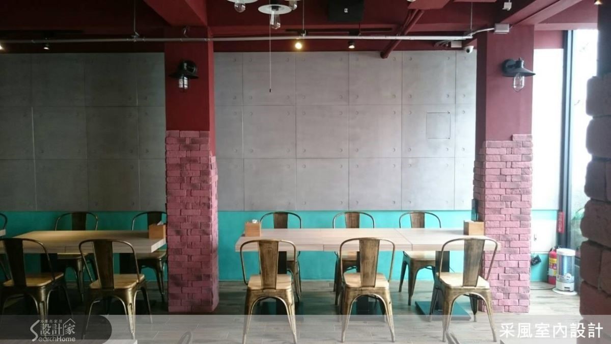以高彩度色彩暈染材質搭配工業風餐椅,讓老宅變身成街頭美式潮空間。 以高彩度色彩暈染材質搭配工業風餐椅,讓老宅變身成街頭美式潮空間。