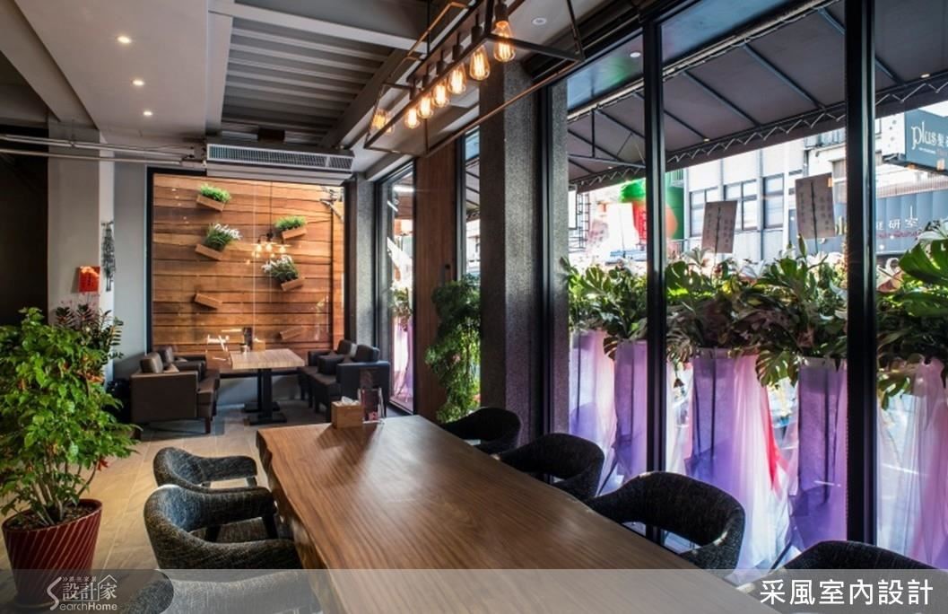 客製化訂製餐桌,滿足主人想要的餐桌數,同時兼顧舒暢的行走動線,關照熱餐食送餐與客人行走時安全的顧慮。 客製化訂製餐桌,滿足主人想要的餐桌數,同時兼顧舒暢的行走動線,關照熱餐食送餐與客人行走時安全的顧慮。