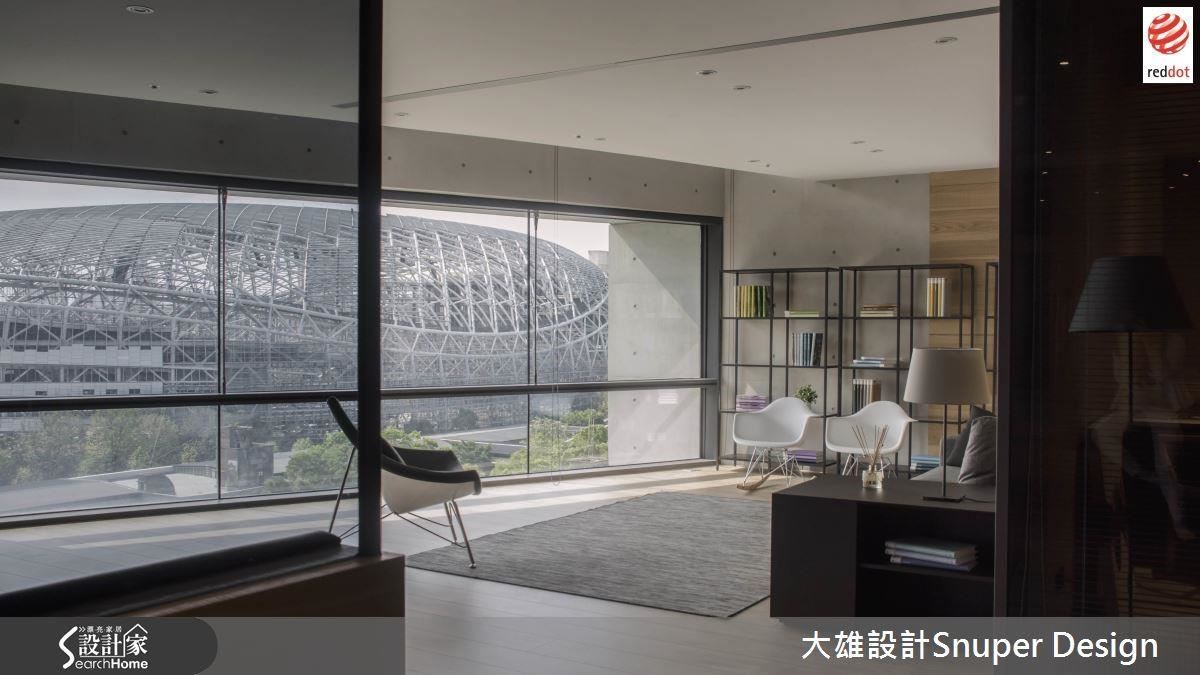 刻意降低的沙發區,將窗外的都市景致引入室內。 刻意降低的沙發區,將窗外的都市景致引入室內。