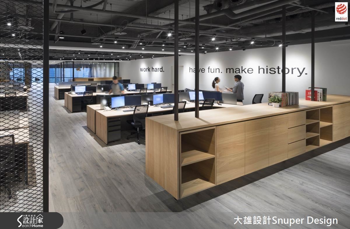 走到空間的底部則為主管辦公室,因應建築折線的狀態,讓空間內推後,使大面灰色玻璃產生了連結的效果,延伸時尚美學。並細緻安插金屬切割面與金屬的結合,讓每一個材質與材質的接合面都可幻化高雅氣質,打破工業風給人的既定印象。如此無時無刻都能在細節中找到創意與靈感的辦公空間,連結上生活的溫度, Office Living 也有耐人尋味的感動。 走到空間的底部則為主管辦公室,因應建築折線的狀態,讓空間內推後,使大面灰色玻璃產生了連結的效果,延伸時尚美學。並細緻安插金屬切割面與金屬的結合,讓每一個材質與材質的接合面都可幻化高雅氣質,打破工業風給人的既定印象。如此無時無刻都能在細節中找到創意與靈感的辦公空間,連結上生活的溫度, Office Living 也有耐人尋味的感動。