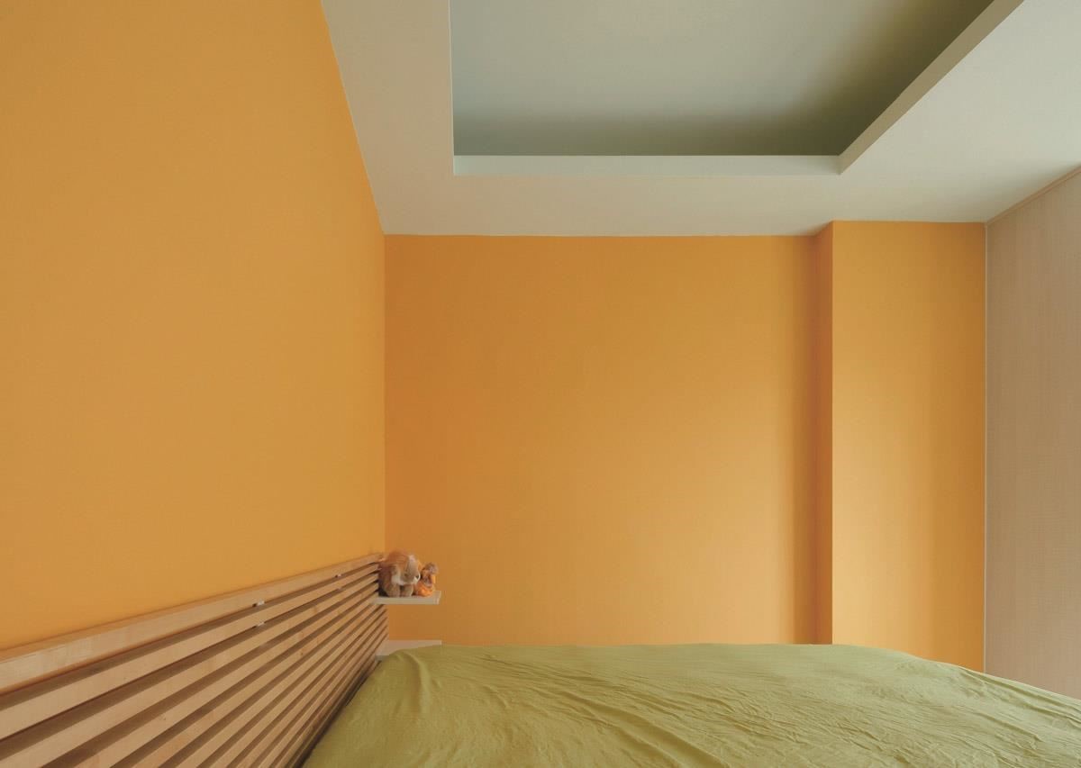 小孩房則因為女兒喜歡橘色，所以運用了溫暖熱情的橘色點綴空間，從房間就可看出每個人不同的個性。