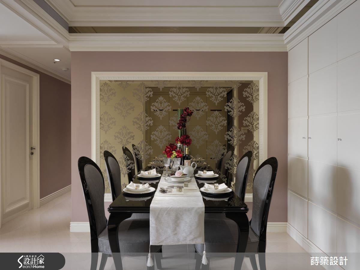 線性延伸到餐廳的餐櫃，同樣以內凹的溝縫做出線條，化解平面櫃面的單調。茶鏡做出門框的感覺相當大器，而大馬士革圖騰的大片茶鏡主牆成為搶眼的焦點，簡單卻不失貴氣。