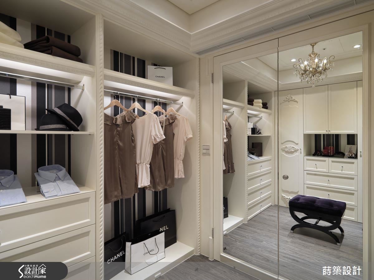 而門後則是貼滿鏡子，一來可作為穿衣鏡使用，二來也有放大視覺空間的效果，收納功能齊全，甚至連燙馬都隱藏其中，現在這個空間成為最令人羨慕的小天地。