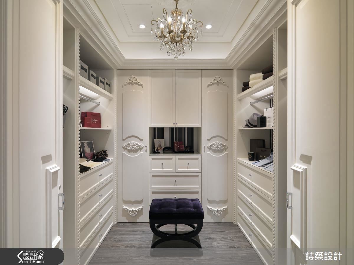 對開門的設計顯得大器，門上與玄關櫃有異曲同工之妙的浮雕裝飾。