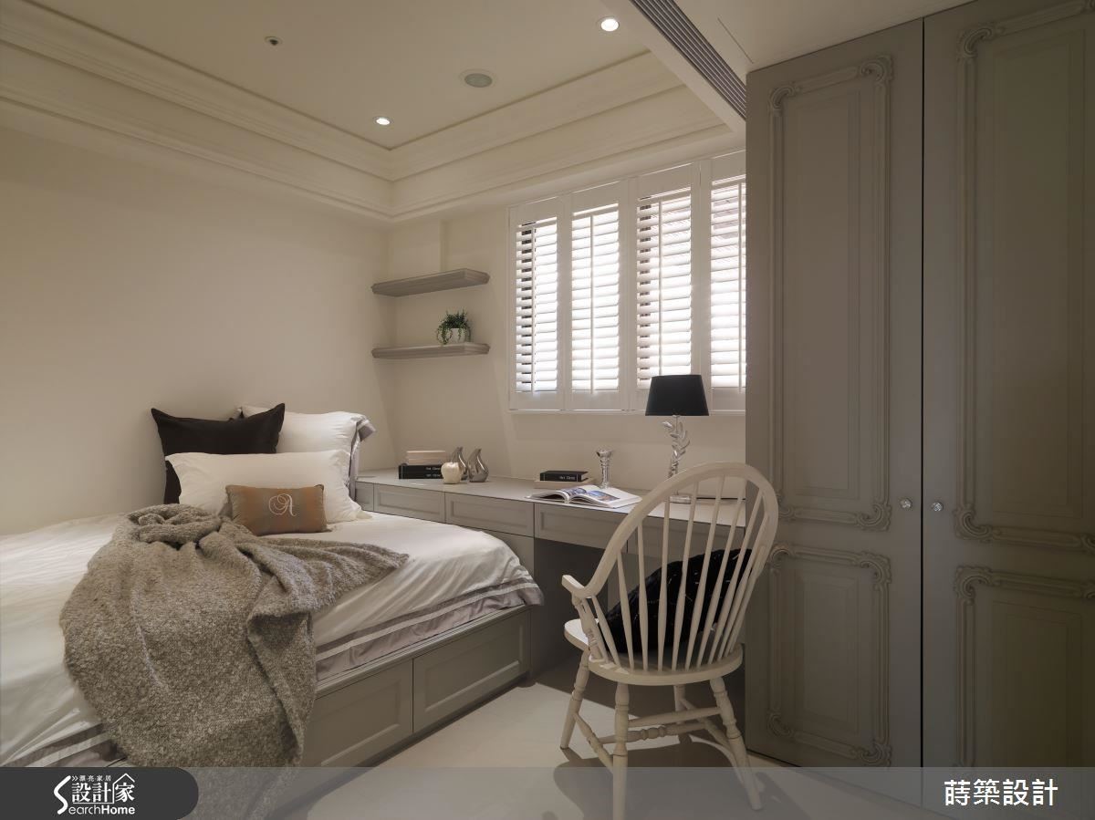 書房考慮也兼孝親房使用，捨棄以顏色做變化，採用較平易近人的大地卡其色，改在衣櫃做出法式門片，從書桌抽屜到床下的收納，都以線板做出框形裝飾，形成低調的華麗。