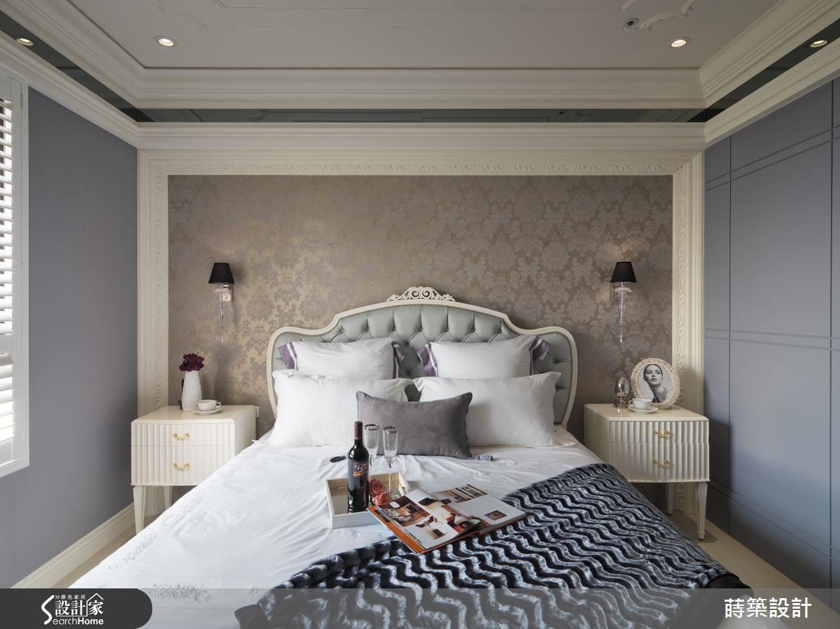 進到私領域後，顏色也做出轉折，藍色的牆面營造主臥室沉靜的氛圍，一樣是大馬士革的圖騰裝飾，右側牆面也一樣以內凹的溝縫做出線條，延續公領域的線性設計，不需要過多的裝飾就別具一格。