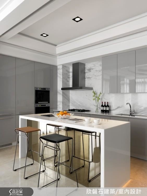 天花回歸經典以圓與橢圓型結合，放大空間尺度。廚房以特殊表面處理的淺色大理石材拼花舖陳，表現一致的精緻質感。