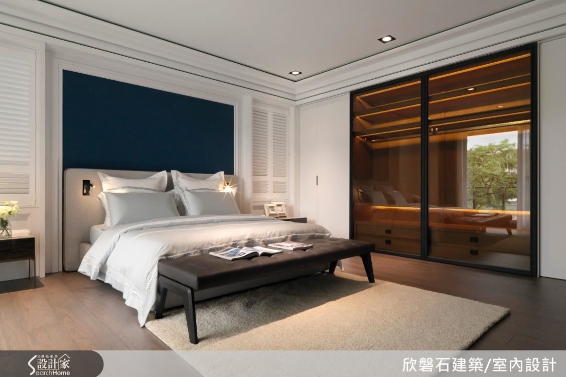 主臥房天花以細窄綠色框塑牆體天花，細琢工藝的茶水吧檯表現大理石觸感層次。睡眠區以英國皇室藍為主牆，天花同以極細藍線段呼應，衣櫃以實木皮為內佐鐵件茶玻搭配，烘托細緻感受。
