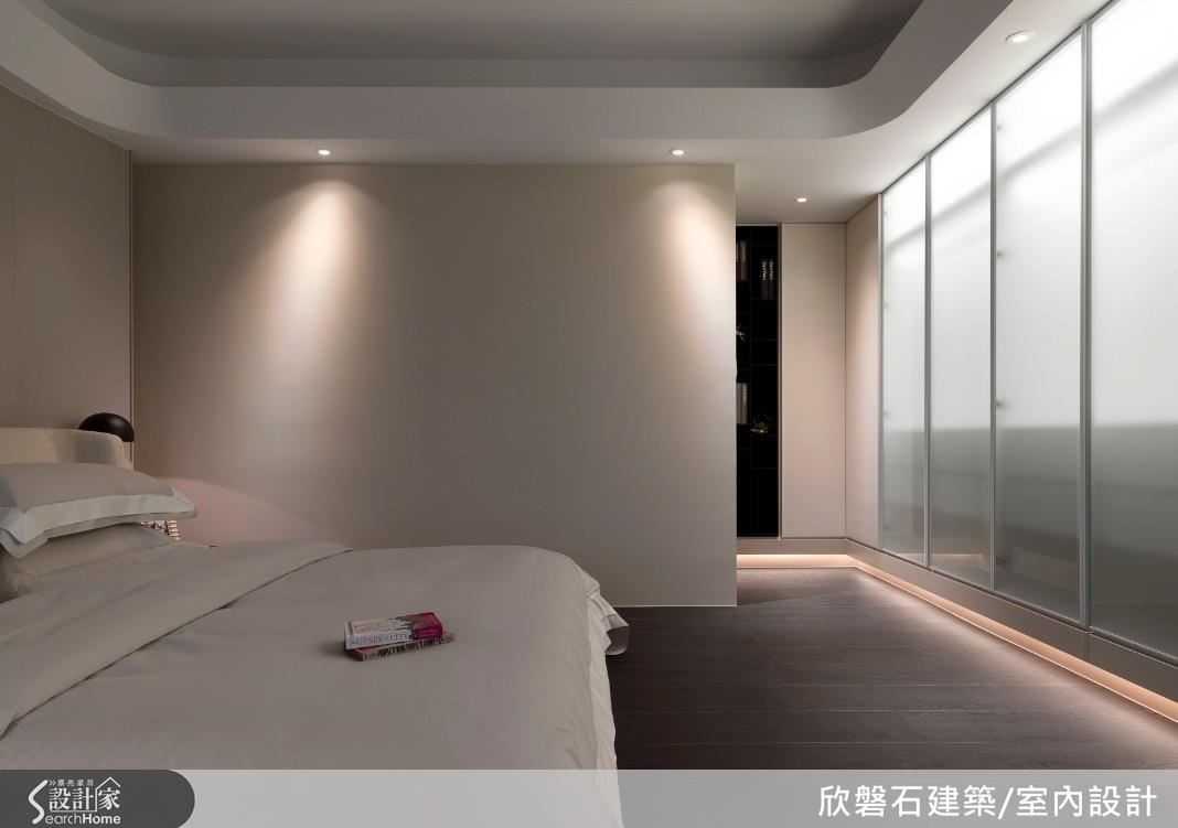 次臥室以穿透的木格柵為門，起居客廳以橄欖綠圍繞修飾天花結構，白色立面櫃體以靛藍為腰帶，墨鏡為底構成畸零空間的書桌牆。睡眠區暖灰霧鄉色鋪陳，床頭包覆性造型呼應圓弧導角天花，懸空衣櫃以霧面玻璃為門搭配暖色燈光，展現細琢工藝的溫雅質調。