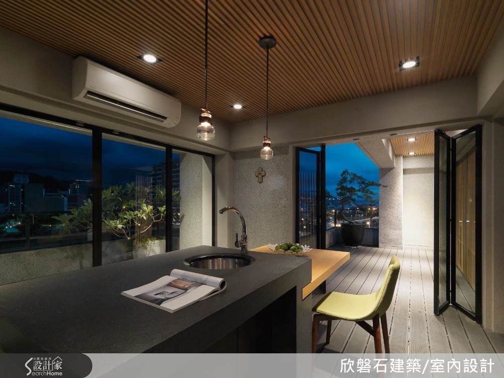 湯屋與露台吧檯，以整面落地折疊拉門的灰玻劃分，於內霧面處理以高質感細膩的手法表現不同樣貌觸感的黑膽石與實木構築吧檯，呼應亮面大理石電視牆。於外整體以檜木、石板構成湯屋，完整演繹自然材質打造雋永的休憩場域。