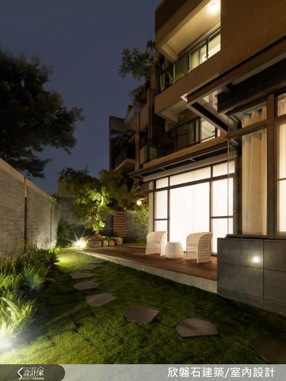 獨棟別墅以簡約設計細琢工藝型塑滿足生活的機能，師以自然材質，徜徉抒放的斯文奢華氛圍。
