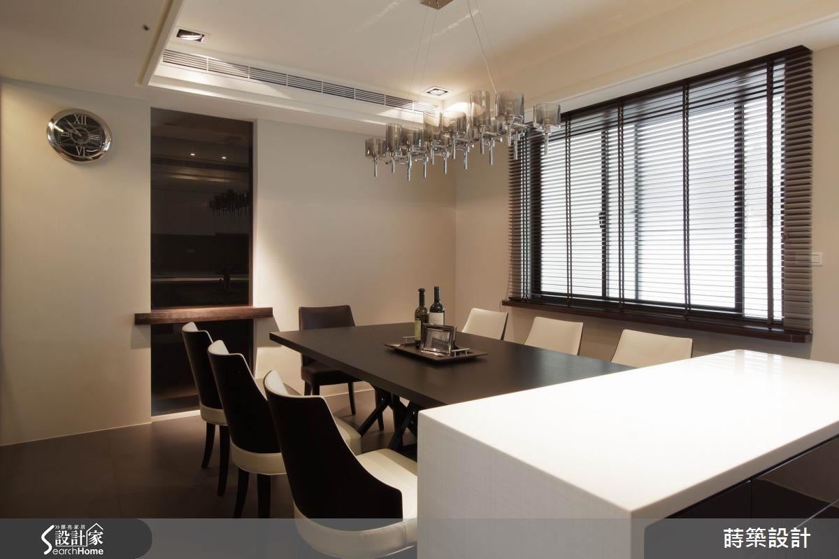 8 人大餐桌緊靠中島，這是女主人展現烘焙手藝的秀場。餐桌另一側的茶玻原是舊房門，保留開口換上茶玻，一來省預算，二來增加採光，三者保持家人互動，中間刻意做出木質平檯，保護玻璃，也能成為展示空間。