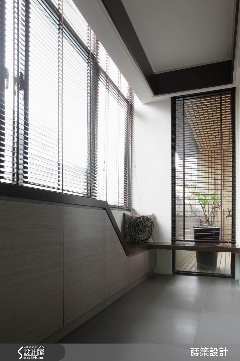 另一半則以玻璃隔開，擺放盆栽做出端景感覺，成為書房的陽台。