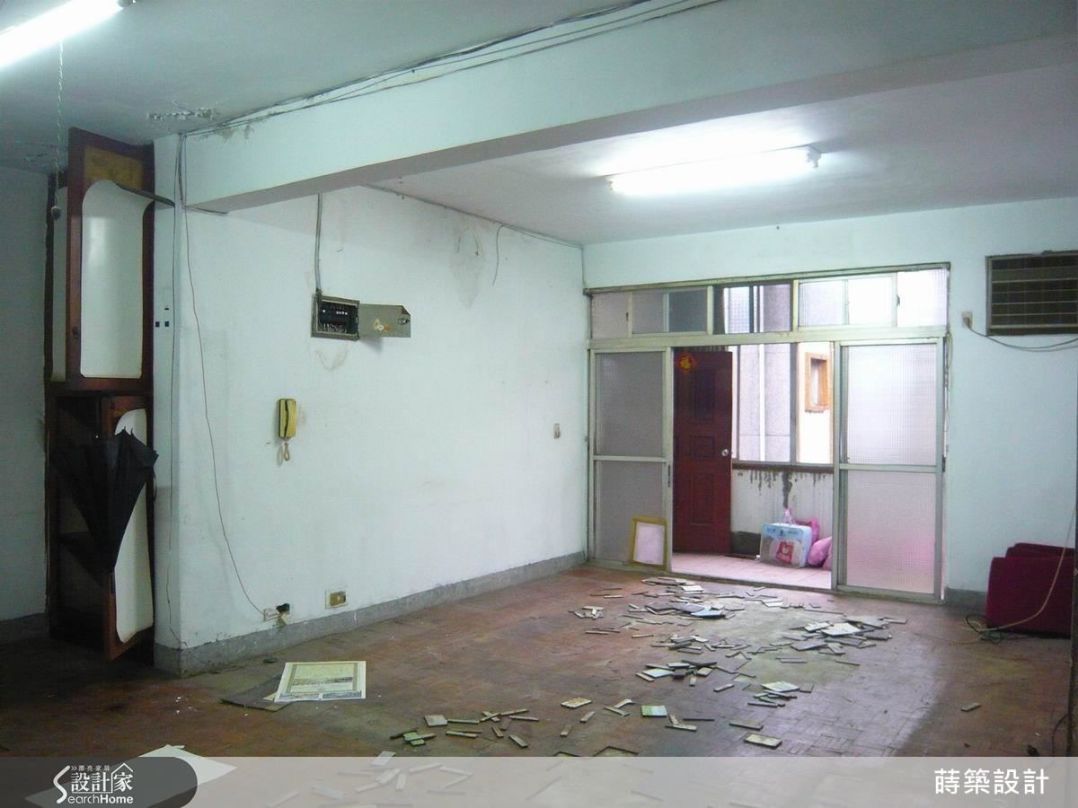 對比改造前的客廳，白天還需要開燈，新的客廳空間顯得明亮許多，因為陽台的落地門拆除後，分為兩部分，一部分供客廳使用，做出半高的鞋櫃，再斜切做出穿鞋椅。