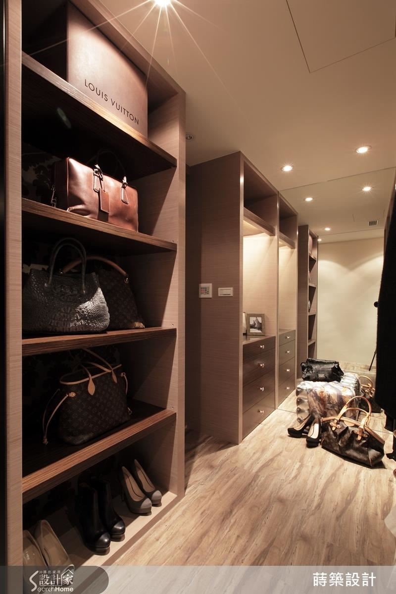 床尾利用另一個小房間做出更衣室，收納機能強大，同時把原本的主臥衛浴開口隱藏在衣櫃中間，而且牆面貼上鏡子，製造出超大更衣空間的視覺效果。