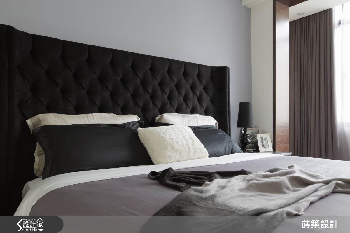 主臥與客廳一樣做出門框，其實是要把一半的後陽台納入範圍內，靠在舒服的床頭繃布背板上享受每天晨光，非常愜意。