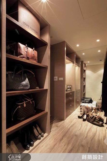 床尾利用另一個小房間做出更衣室，收納機能強大，同時把原本的主臥衛浴開口隱藏在衣櫃中間，而且牆面貼上鏡子，製造出超大更衣空間的視覺效果。