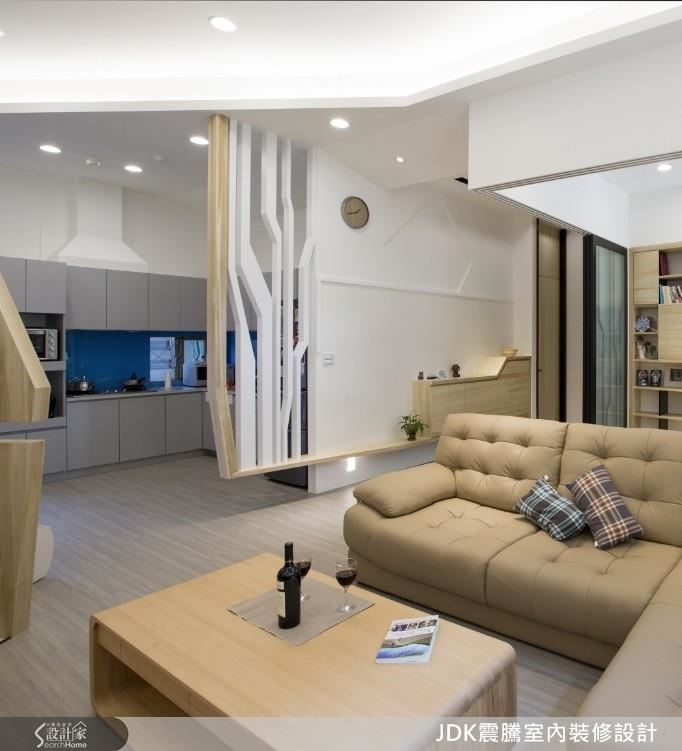 另一側的廚房也是大膽採用開放式設計，懸空的樹形屏風呼應書房的拉門，也呼應窗外的綠意，鏤空的樹形延伸到廊道的收納櫃，高低的櫃面又隱約像山林的起伏，帶來自然的訊息。