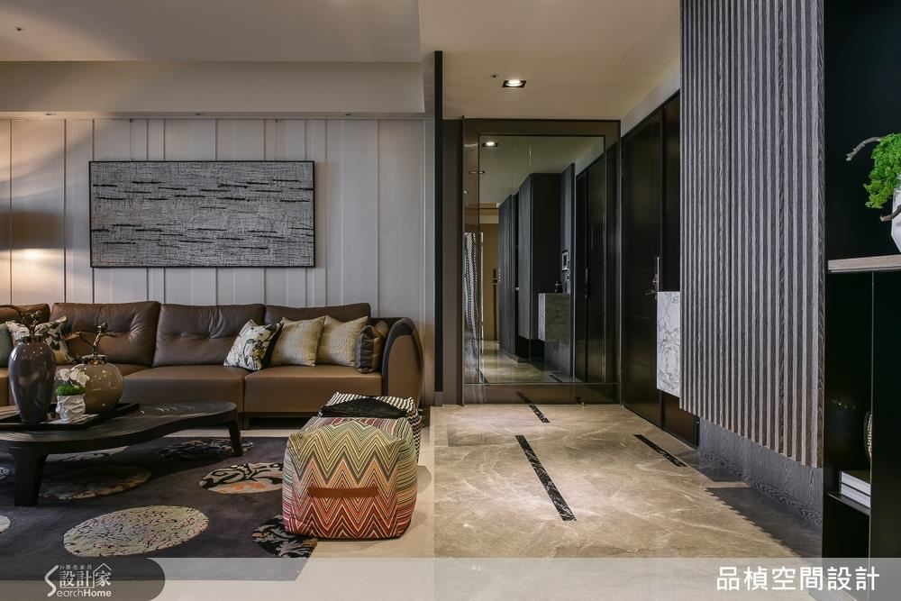 玄關迎賓廊道，灰鏡搭配鍍鈦金品的低調華麗，展現豪宅會館的氣度。