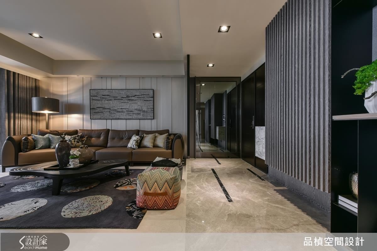 玄關迎賓廊道，灰鏡搭配鍍鈦金品的低調華麗，展現豪宅會館的氣度。