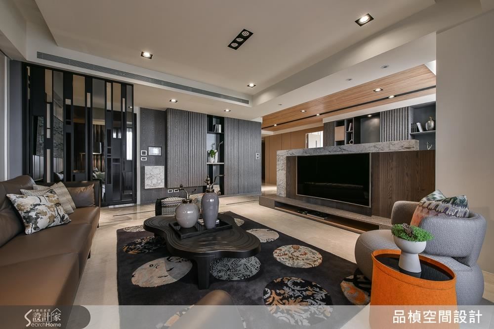 公領域立面牆體，以精細的手法直線切割，天花依管線圓弧美型修飾，在開闊的視覺空間中以線條營造視覺焦點。