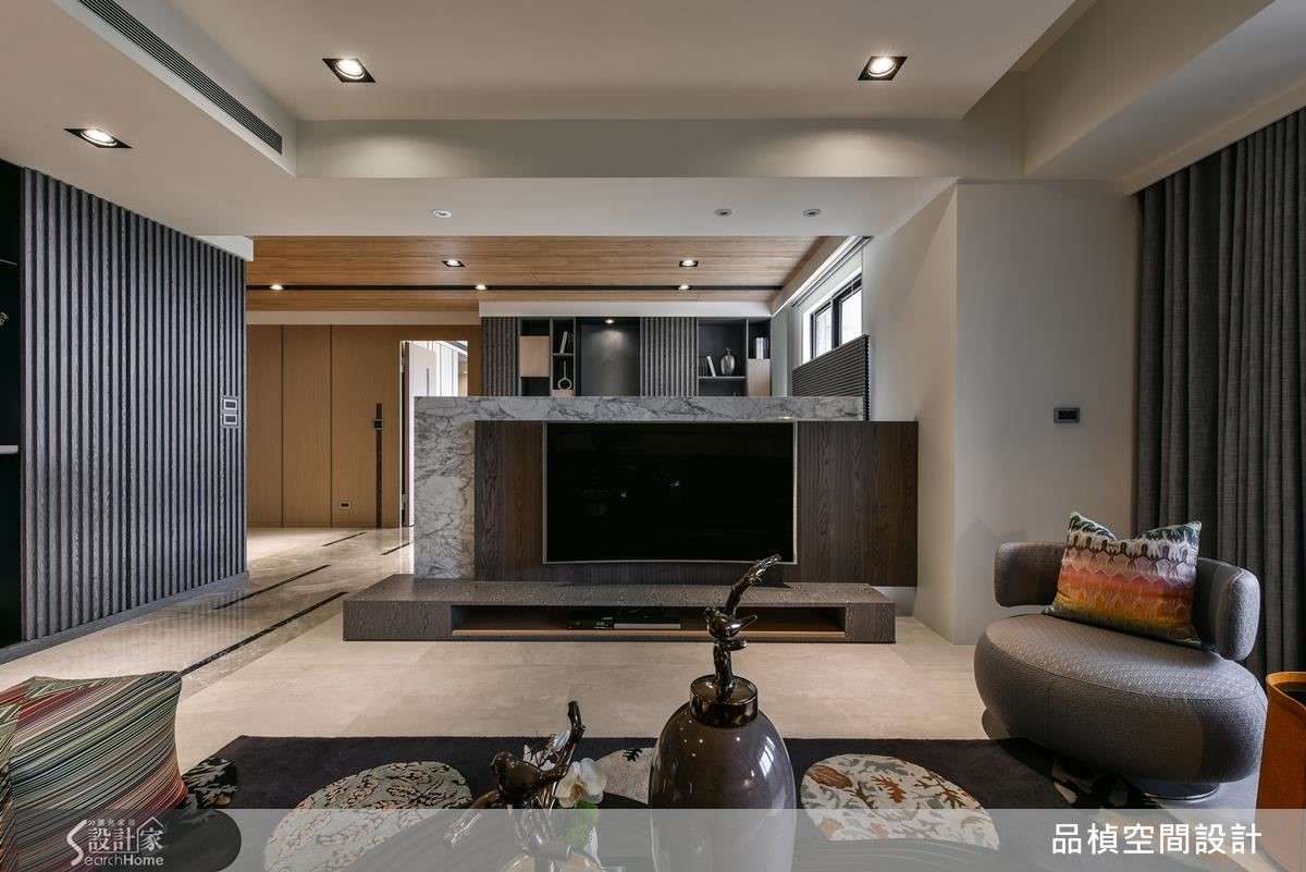 公領域立面牆體，以精細的手法直線切割，天花依管線圓弧美型修飾，在開闊的視覺空間中以線條營造視覺焦點。