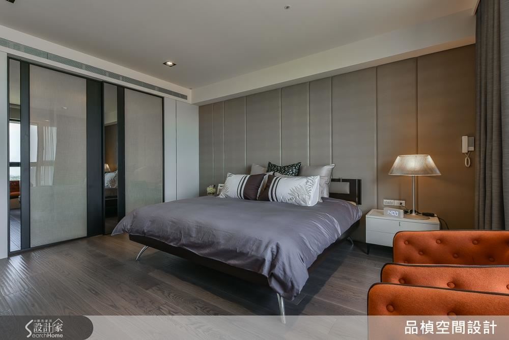 主臥室茶玻夾紗玻璃設計，立面以混搭材質呈現，空間透視感中增添不同材質所帶來的豐富樣貌。