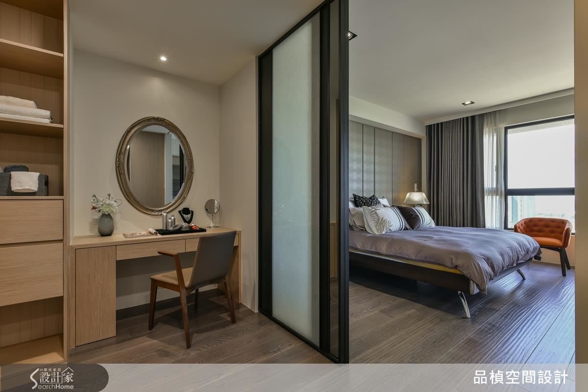 主臥室茶玻夾紗玻璃設計，立面以混搭材質呈現，空間透視感中增添不同材質所帶來的豐富樣貌。