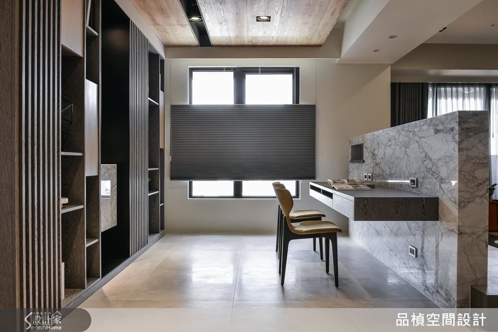 卡拉拉大理石電視牆，搭配木紋書櫃，自然材質彷若華美的空間，令人視覺放鬆的窗景。