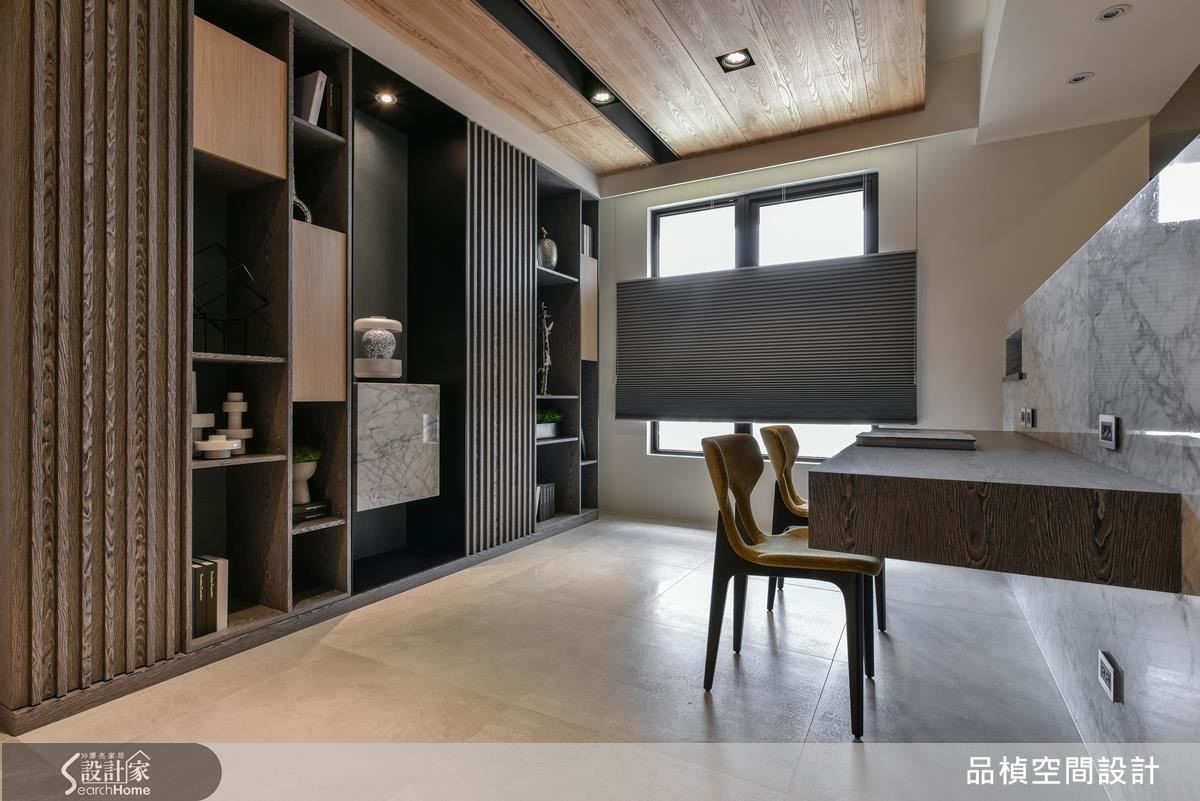 卡拉拉大理石電視牆，搭配木紋書櫃，自然材質彷若華美的空間，令人視覺放鬆的窗景。